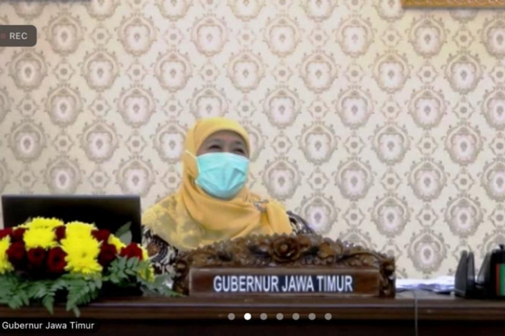 Gubernur Jatim Khofifah Indar Parawansa saat memimpin rakor terkait persiapan pelaksanaan PPKM darurat dari ruang isolasi mandiri di Surabaya. (ANTARA/HO-Biro Adpim Jatim)
