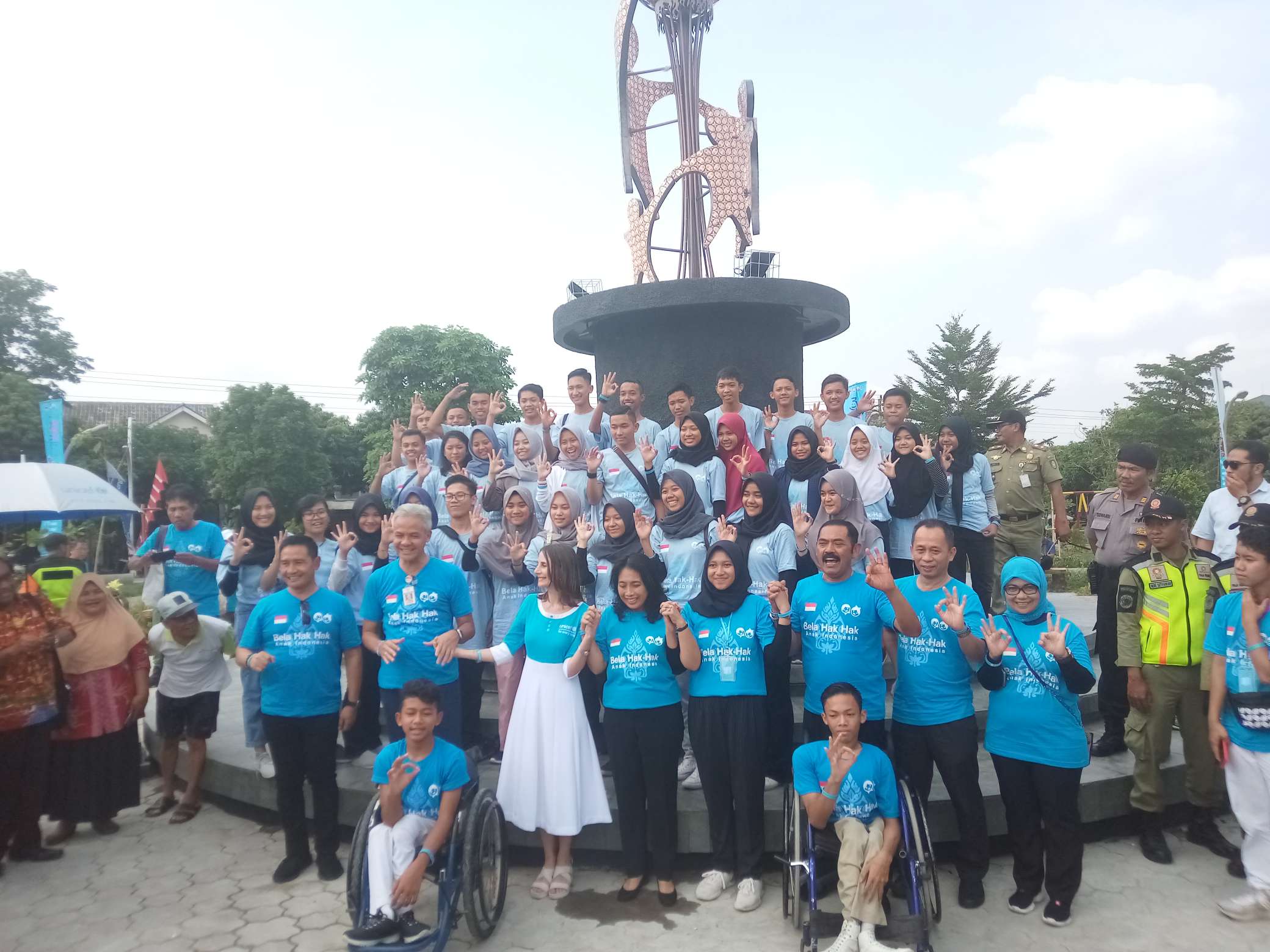 Gubernur Jawa Tengah dan dan Menteri PPPA, I Gusti Ayu Bintang Darmavati meresmikan monumen Konvensi Anak di Taman Jayawijaya, Kelurahan Mojosongo, Kecamatan Jebres, Solo, Jawa Tengah, Rabu (20/11). (MP/Ismail)