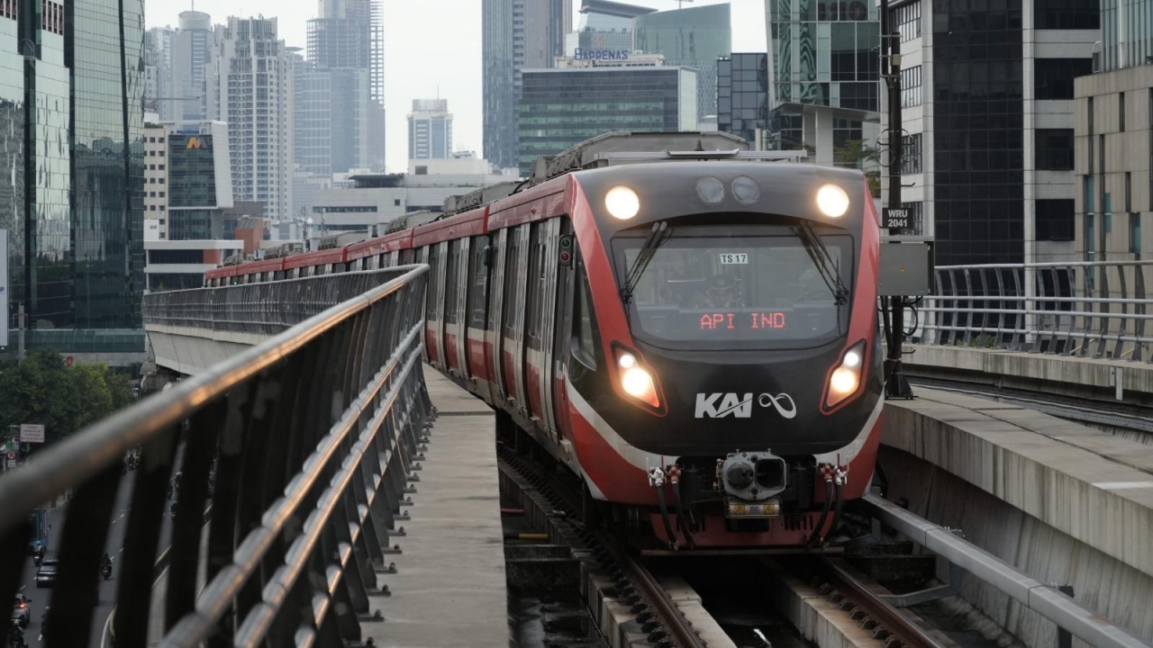 Puluhan Ribu Penumpang Manfaatkan Tarif Rp 8 untuk KRL dan LRT Jabodebek di Hari Kemerdekaan