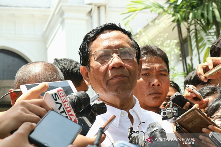 Mahfud MD berbicara kepada wartawan usai menemui Presiden Joko Widodo di halaman Istana Negara, Jakarta pada Senin (21/10/2019). ANTARA/Bayu Prasetyo/aa.