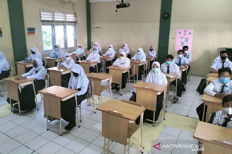 Situasi kegiatan belajar-mengajar di SMP Bina Insan Mandiri Kembangan, Jakarta Barat, Senin (3/1/2022). ANTARA/Walda/am.