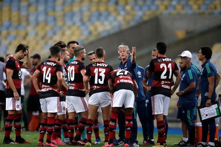 Dok - Pelatih Flamengo Jorge Jesus berbicara dengan para pemainnya dalam pertandingan melawan Portuguesa di Stadion Maracana, Rio de Janeiro, Brazil pada 14 Maret 2020 yang digelar tertutup karena kasus virus corona meningkat di seluruh dunia. (REUTERS/RICARDO MORAES)