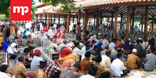 Makam Syeh Maulana Malik Ibrahim di Gresik Dibanjiri Ribuan Peziarah 