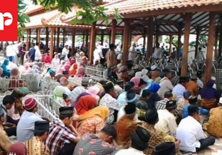 Makam Syeh Maulana Malik Ibrahim di Gresik Dibanjiri Ribuan Peziarah 