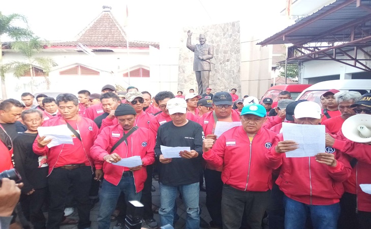 Massa PDIP Solo desak Megawati berikan rekomendasi untuk Purnomo-Teguh