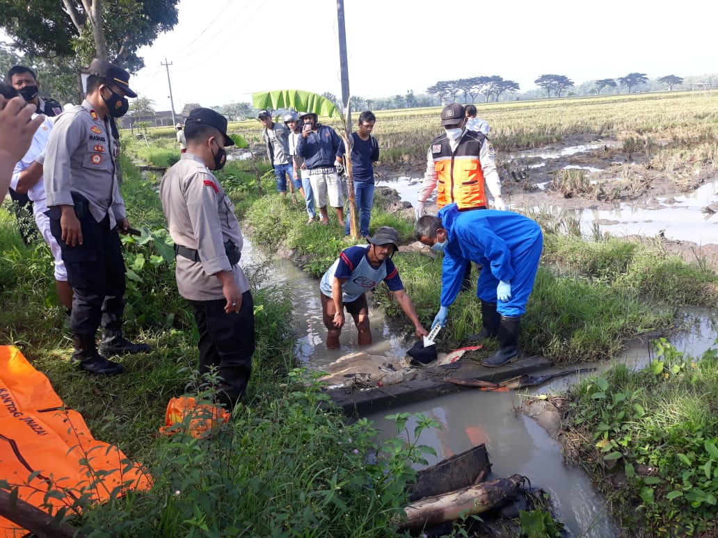 Temuan mayat bayi di Sungai Bengawan Solo, Kabupaten Sragen, Jawa Tengah, Kamis (18/3) malam. (Ismail/Jawa Tengah)