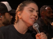 Lady Gaga Mendadak Hadir dan Bawakan 'Hold My Hand' di Oscars 2023