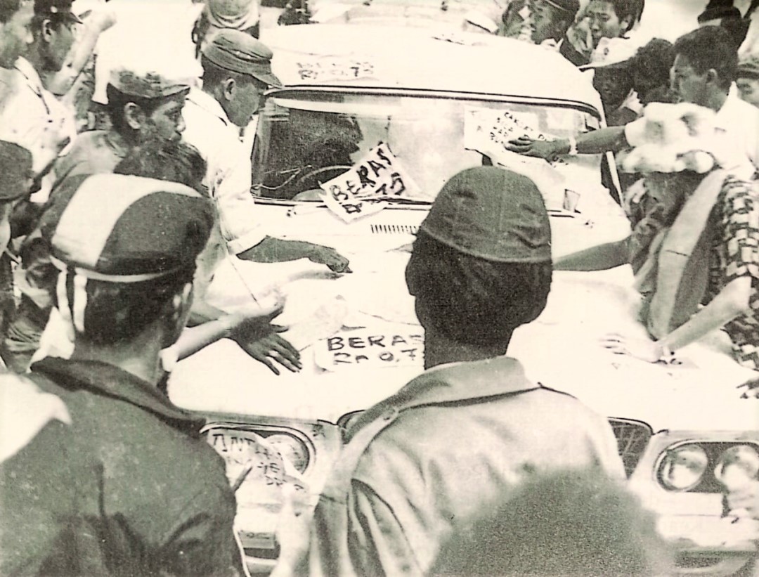 Peserta demo 1966 menempeli dan mencoret mobil