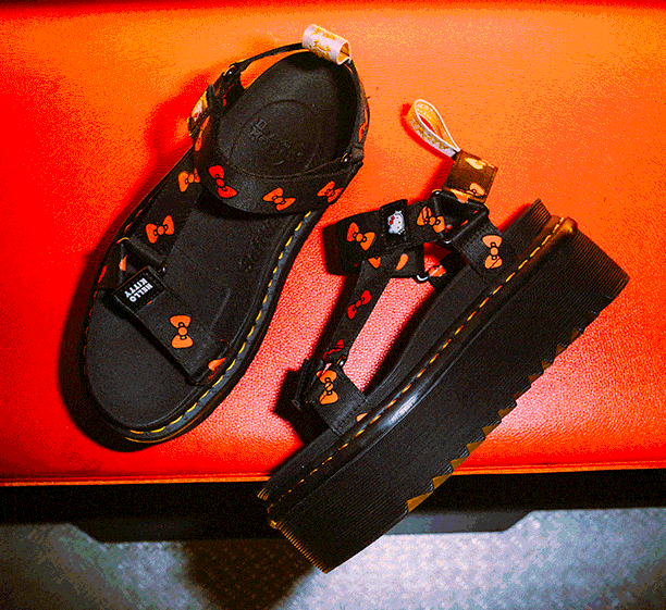 Sepatu sendal Dr. Martens x Hello Kitty. (Foto: drmartens)