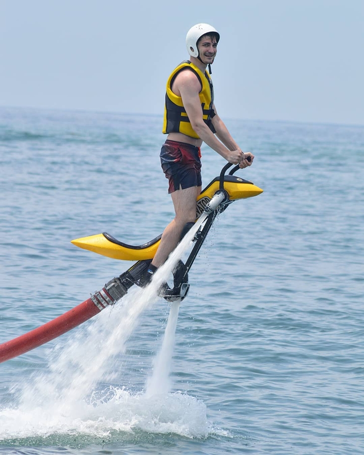 Di Bahrain kamu bisa olahraga estrem jetovator. (Foto: instagram.com/balijetpacksandwatersports)