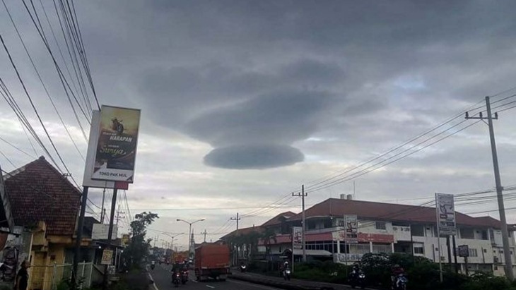 Penampakan Awan Lenticular Hebohkan Warga Pasuruan
