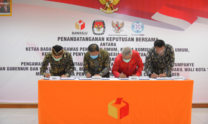 Berurutan dari kiri ke kanan Ketua KPI Agung Suprio, Ketua Bawaslu Abhan, Ketua KPU Arief Budiman, serta Anggota Dewan Pers Agung Dharmajaya menandatangani kepber pembentukan gugus tugas pengawasan kampanye Pilkada 2020 di media massa.