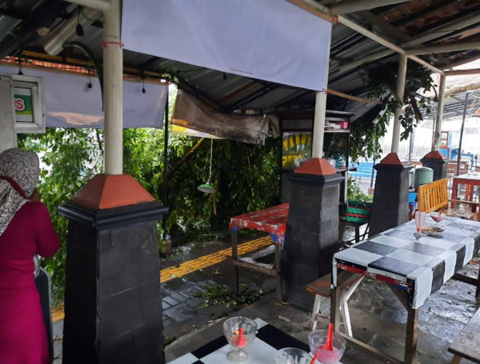Es Sebesar Telur Puyuh Hujani Yogyakarta, Warung Siomai Pakualam Rusak