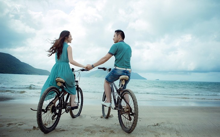 couple traveling