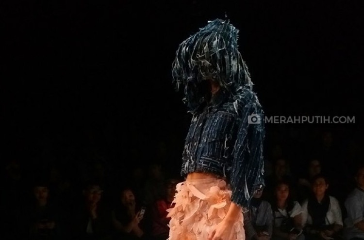 Desainer Ini Ubah Limbah Pakaian Menjadi Koleksi Spring Summer Jakarta Fashion Week
