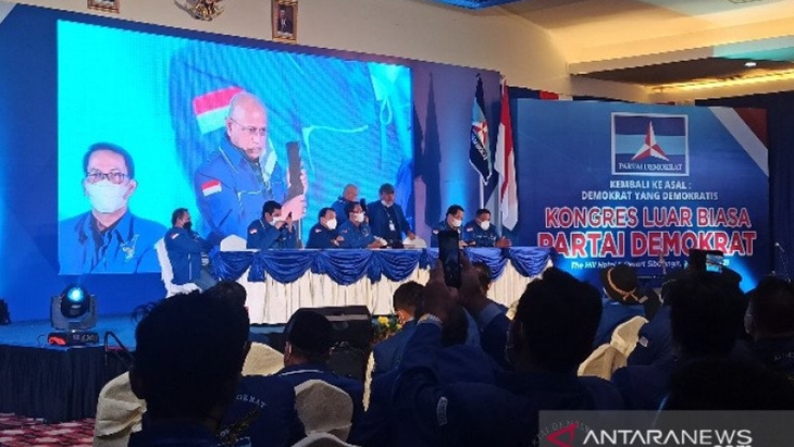Peserta KLB saat menghubungi Moeldoko dalam KLB di Hotel The Hill Sibolangit, Kabupaten Deli Serdang, Sumatera Utara, Jumat (5/3/2021). (ANTARA/Nur Aprilliana Br Sitorus)