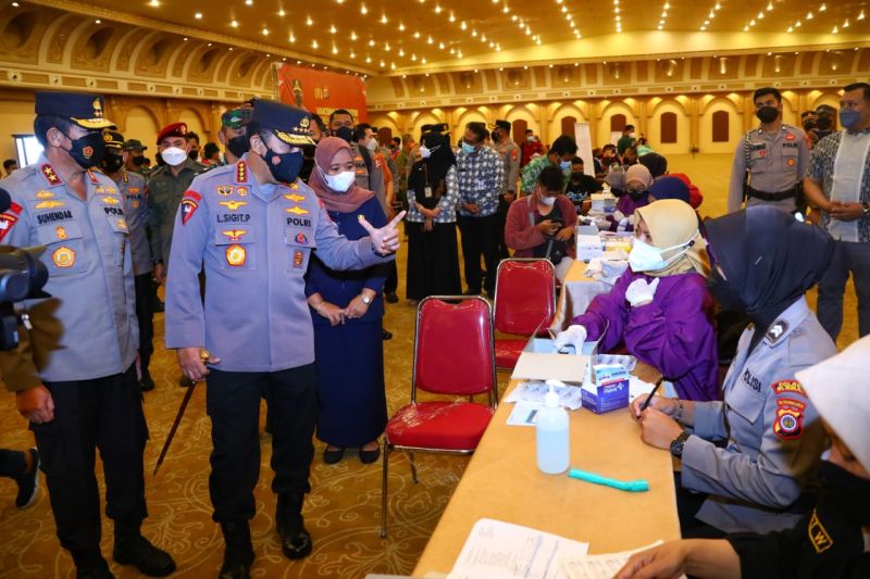 Kapolri Jenderal Polisi Listyo Sigit Prabowo meninjau pelaksanaan percepatan akselerasi vaksinasi serentak di Sleman City Hall, Kabupaten Sleman, DIY, Jumat (11/3/2022). ANTARA/HO-Divisi Humas Polri.