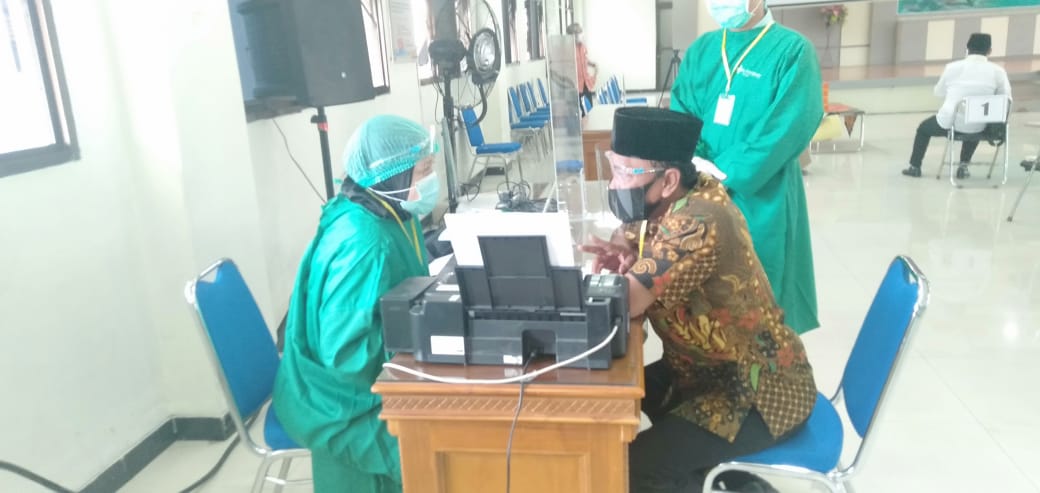 Bakal cawali Bagyo Wahyono jalani tes swab di RSUD dr Moewardi Solo, Selasa (8/9). (MP/Ismail)