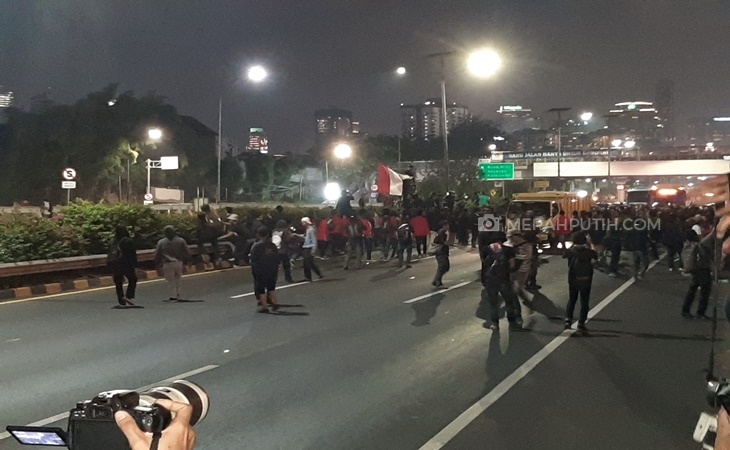 Massa Mahasiswa memblokade Tol Dalam Kota (MP/Kanu)