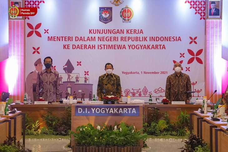 Menteri Dalam Negeri Tito Karnavian, Gubernur DIY Sri Sultan Hamengku Buwono X dan Wakil Gubernur DIY Sri Paduka Paku Alam X. (Foto: MP/Humas Kepatihan Yogyakarta)