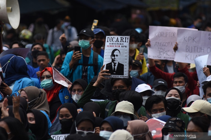 Mahasiswa yang tergabung dalam Aliansi BEM Seluruh Indonesia (BEM SI) dan Gerakan Selamatkan KPK menggelar aksi unjuk rasa di sekitar Gedung Merah Putih KPK di Jakarta, Senin (27/9/2021). ANTARA FOTO/Indrianto Eko Suwarso/pras.