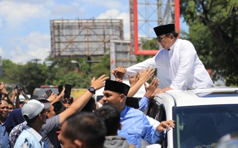 Capres 02 Prabowo menyalami masyarakat