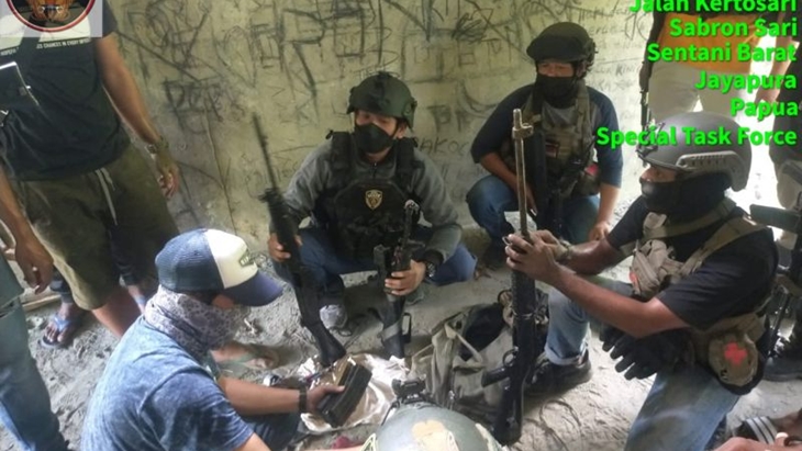 Satgas Nemangkawi Lumpuhkan Satu Anggota KKB dalam Baku Tembak