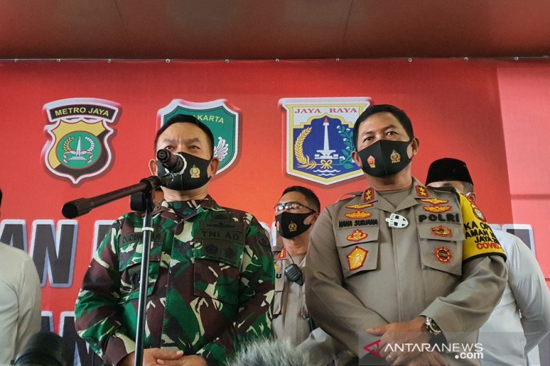Pangdam Jaya Mayjen TNI Dudung Abdurachman (kiri) bersama Kapolda Metro Jaya Irjen Pol Nana Sudjana (kanan) di Tanah Abang, Jumat (11/9/2020). (ANTARA/Livia Kristianti)