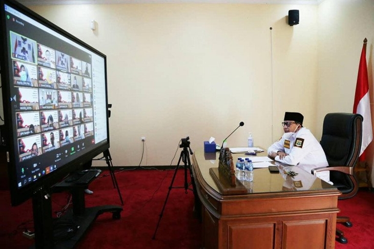 Gubernur Banten Wahidin Halim mengikuti rapat Pembangunan Zona Integritas menuju Wilayah Bebas  Korupsi (WBK) dan Wilayah Birokrasi Bersih Melayani (WBBM) BPK RI Perwakilan Banten, secara virtual, di Serang, Rabu (23/6/2021). ANTARA/Mulyana