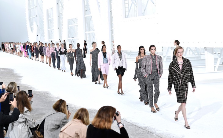Tutup Paris Fashion Week, Louis Vuitton Tampil Kece dengan Slogan