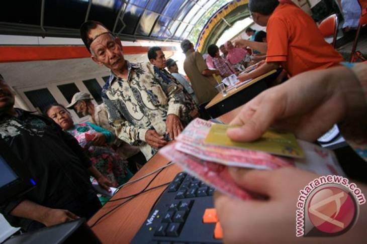 Arsip Foto. Warga mengantre untuk mengambil bantuan tunai dari pemerintah di Kantor Pos. (ANTARA FOTO/Dedhez Anggara)