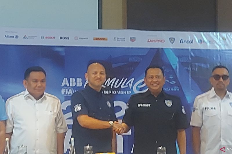 Ketua Steering Committee Formula E Jakarta Bambang Soesatyo menjabat tangan Ketua Pelaksana Formula E Jakarta 2023 Ananda Mikola saat konferensi pers Formula E di Jakarta Utara, Selasa (28/2/2023). ANTARA/Abdu Faisal