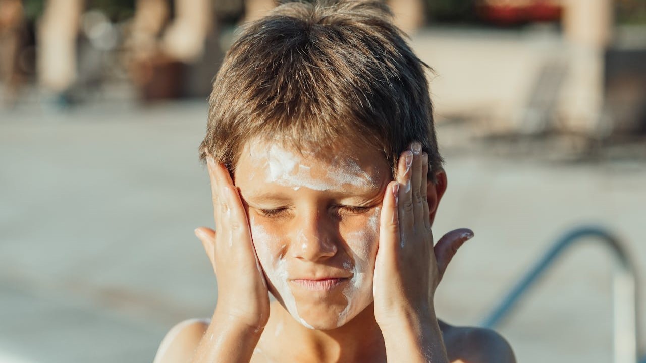 Bukan Cuma Wanita, Pria juga Wajib Pakai Sunscreen