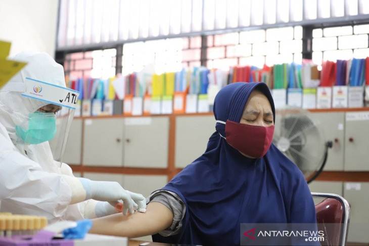Sejumlah warga Kampung Muka, RW 04 Kelurahan Ancol, Jakarta Utara, mengikuti uji cepat (rappid test) virus corona (COVID-19) di SDN 03 Ancol, Rabu (6/5/2020) (ANTARA/Humas Pemkot Jakarta Utara)