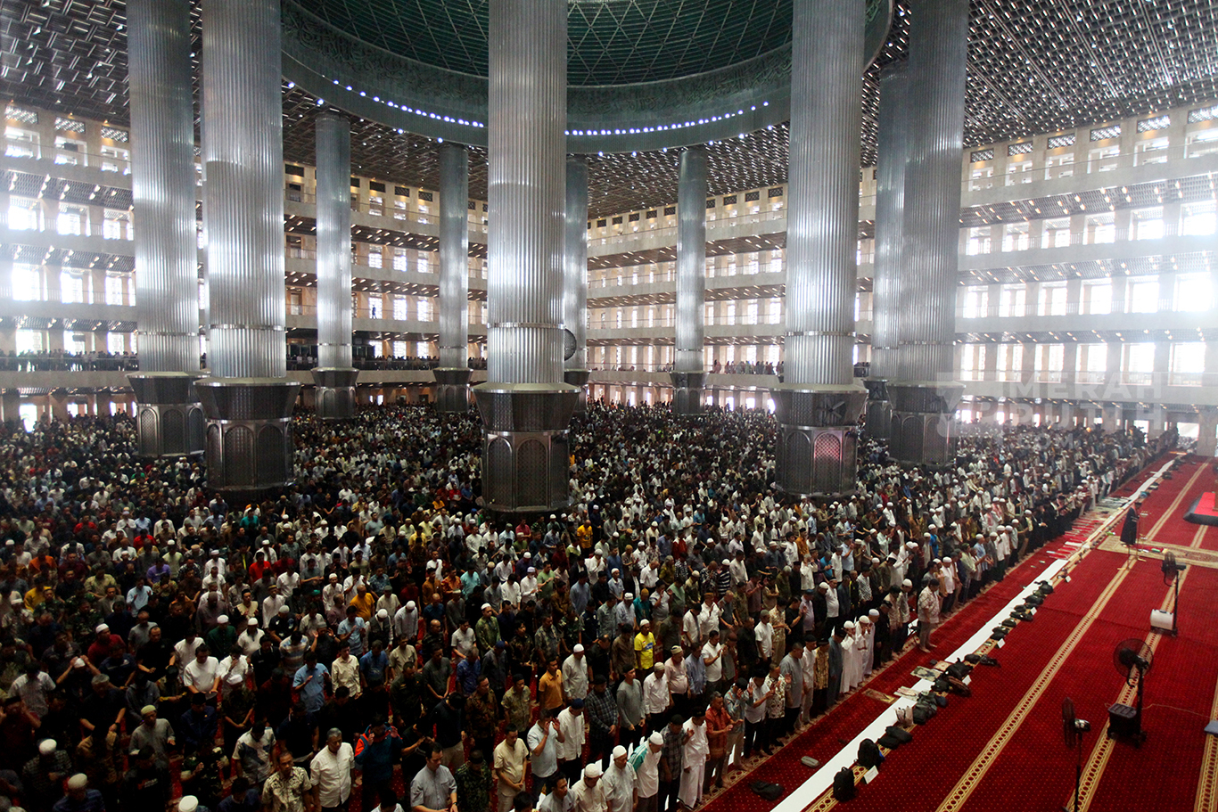 Umat Muslim Laksanakan Salat Jum'at Pertama Bulan Suci Ramadan 1446 Hijriah di Masjid Istiqlal Jakarta
