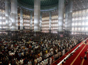 Umat Muslim Laksanakan Salat Jum'at Pertama Bulan Suci Ramadan 1446 Hijriah di Masjid Istiqlal Jakarta