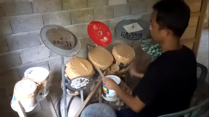 Bermodal Set Drum Alakadarnya, Deden Noy Tarik Perhatian Mike Portnoy