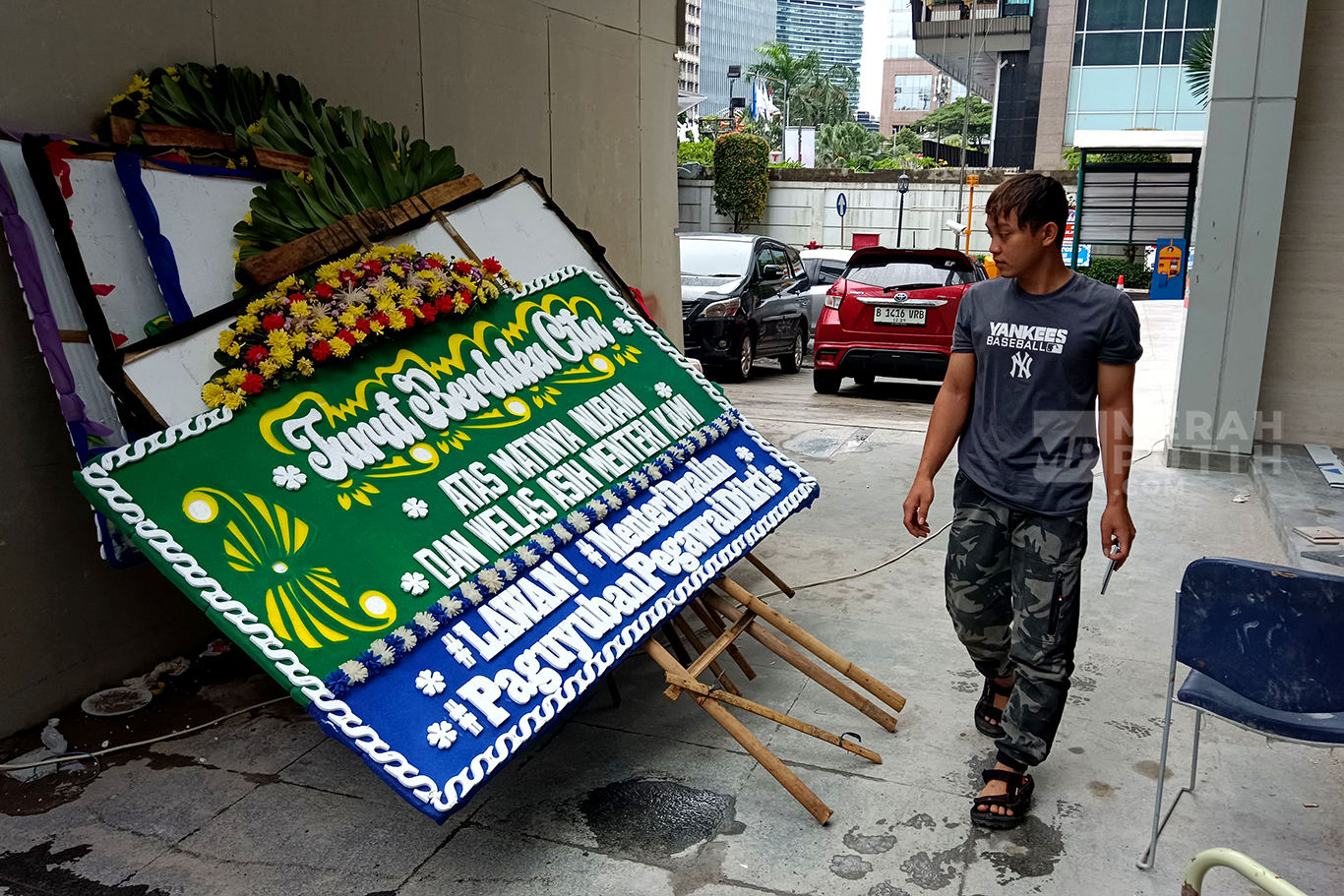 Sampah Karangan Bunga Bertuliskan Lawan Menteri Dzalim