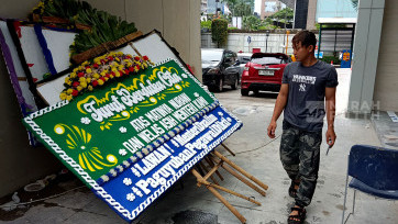 Sampah Karangan Bunga Bertuliskan Lawan Menteri Dzalim 