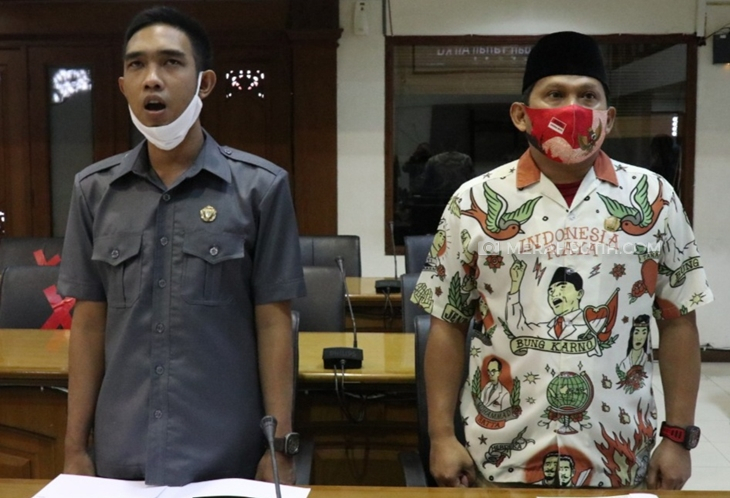 Sekretaris FPKS DPRD Solo, Didik Hermawan (kanan) memakai baju pendukung Gibran, Rabu (29/7). (MP/Ismail)