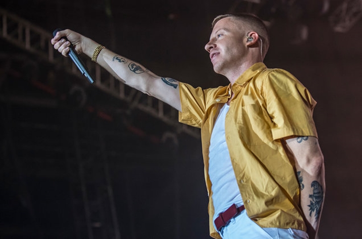 Singgung Isu Sensitif, Macklemore Membuat Tampilan Kontroversial pada Final National Rugby League