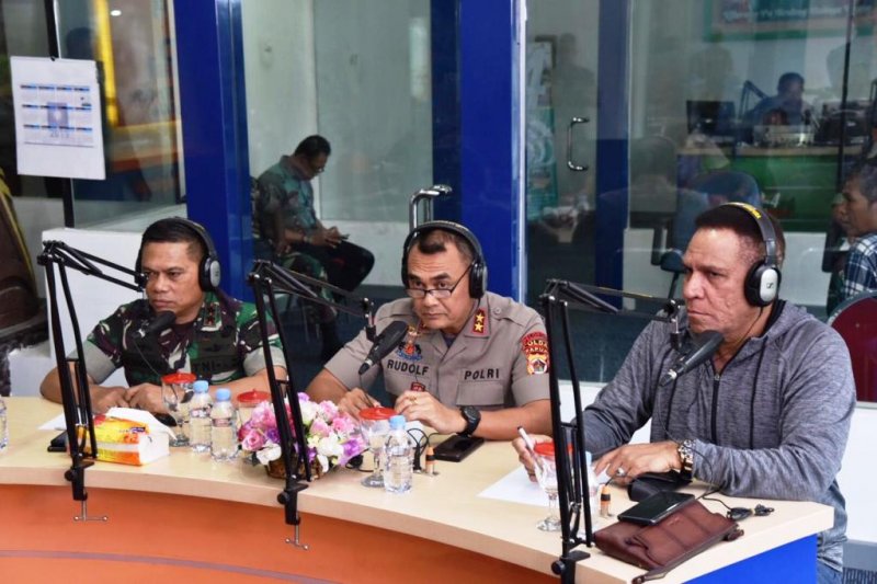 Kapolda Papua Irjen Pol Rudolf Alberth Rodja (tengah) didampingi Pangdam XVII/Cenderawasih Mayjen TNI Yosua Pandit Sembiring dan Irjen Pol Paulus Waterpauw ketika berdialog di RRI Jayapura, Kota Jayapura, Minggu (1/9/2019). (ANTARA/Dok. Humas Polda Papua)