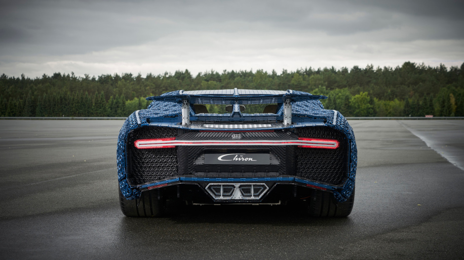 bagian belakang LEGO Technic 42083 Bugatti Chiron (Sumber: autoblog.com)
