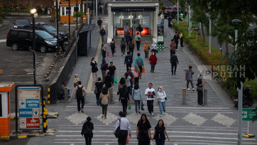 Pekerja Kantoran Mulai Kembali Bekerja usai Libur Lebaran di Kawasan Perkantoran Jakarta