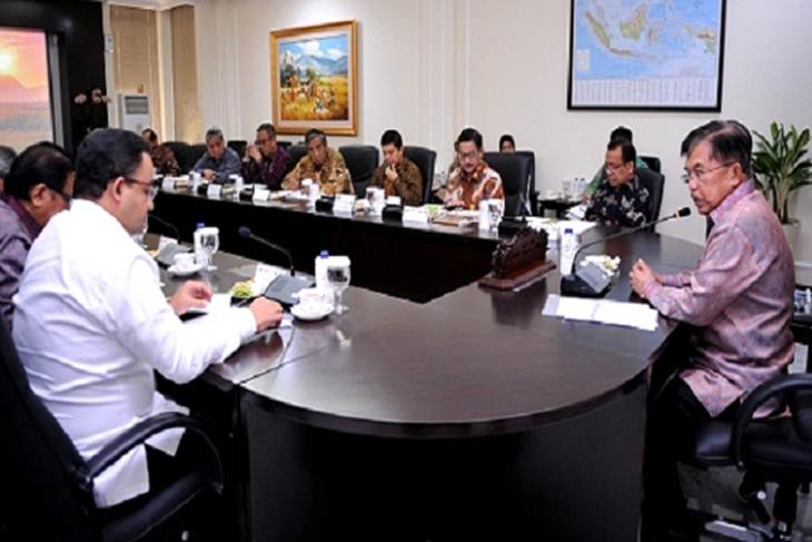 Wapres Jusuf Kalla memimpin rapat membahas pembangunan kampus Universitas Islam Internasional Indonesia, di kantor Wapres, Jakarta, Kamis (21/7). (Foto: setkab.go.id)