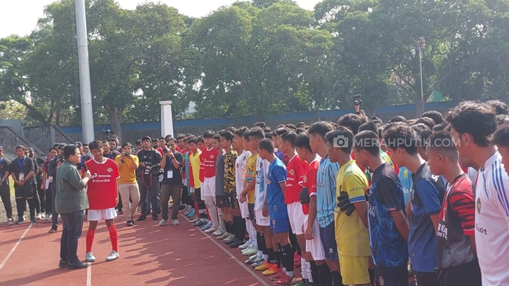 Ketua Umum PSSI Erick Thohir (tengah) meninjau seleksi U-17 yang diikuti sekitar 300 perserta di Stadion Sriwedari Solo, Minggu (23/7). (Foto: MP/Ismail)