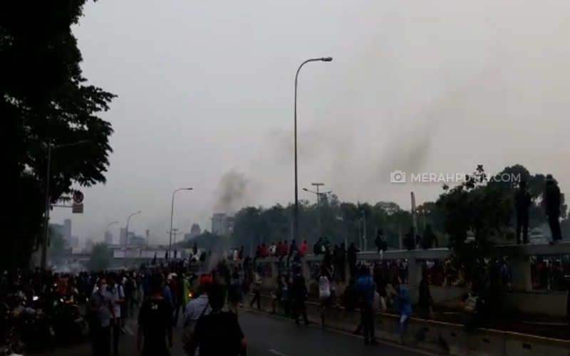 Bentrokan Depan Gedung DPR Masih Panas, Para Mahasiswa Balas Polisi dengan Bakar-bakaran