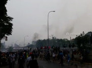  Bentrokan Depan Gedung DPR Masih Panas, Para Mahasiswa Balas Polisi dengan Bakar-bakaran