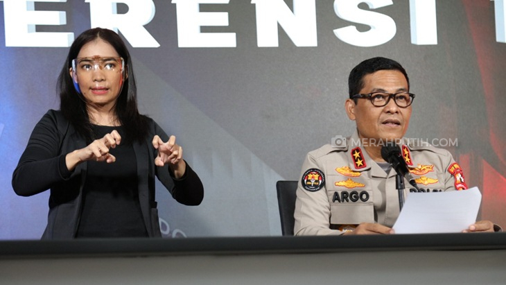 Kadiv Humas Polri Irjen Argo Yuwono (tengah) di Mabes Polri, Jakarta, Rabu (24/2). (Foto: MP/Kanugrahan)