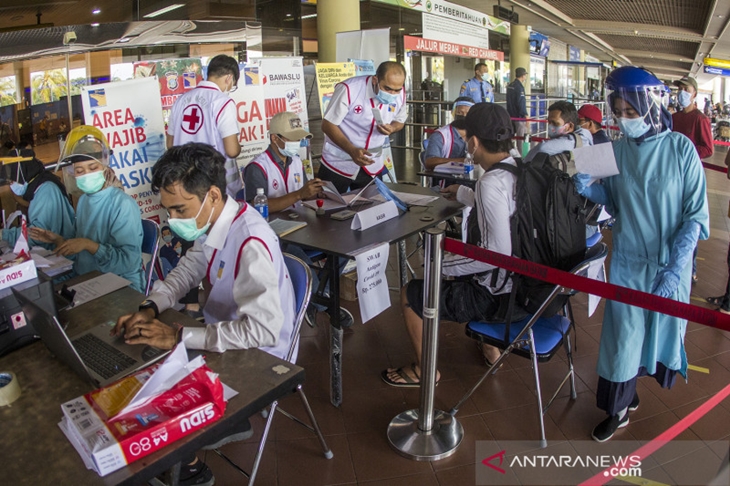 Arsip Foto. Petugas Rumah Sakit BP Batam melayani calon penumpang pesawat yang akan menjalani tes cepat COVID-19 di kompleks Bandara Hang Nadim, Batam, Kepulauan Riau. (ANTARA FOTO/Teguh prihatna/rwa.)